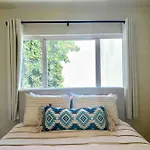 Minimalist 1 Bed By Airport & Old Town