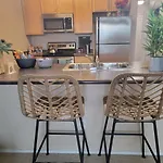 Gaslamp Cozy Suit With Free Parking, Pool, Hot Tub