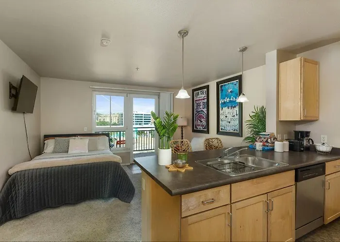 Gaslamp Cozy Suit With Free Parking, Pool, Hot Tub