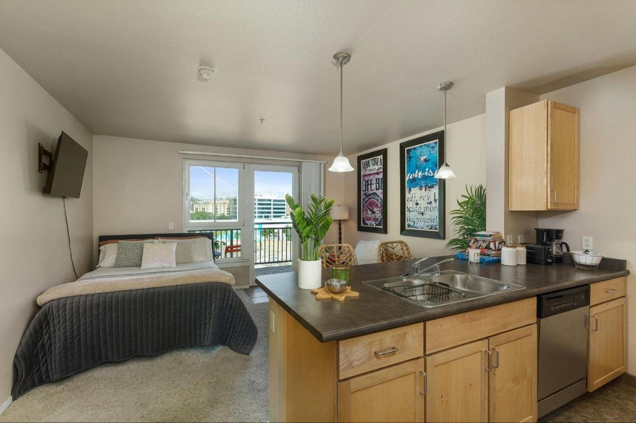 Gaslamp Cozy With Free Parking, Pool, Hot Tub Apartment San Diego