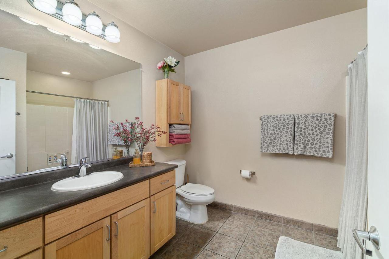 Gaslamp Cozy With Free Parking, Pool, Hot Tub Apartment