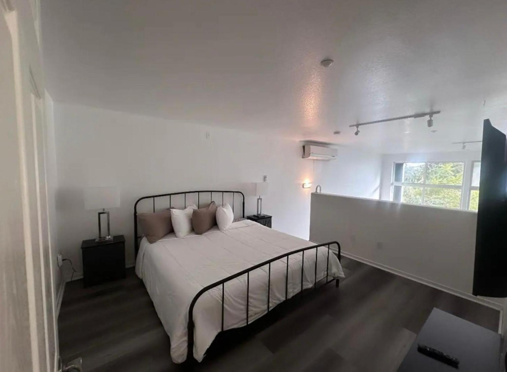 Beautiful Loft In Little Italy Sd With Parking Apartment