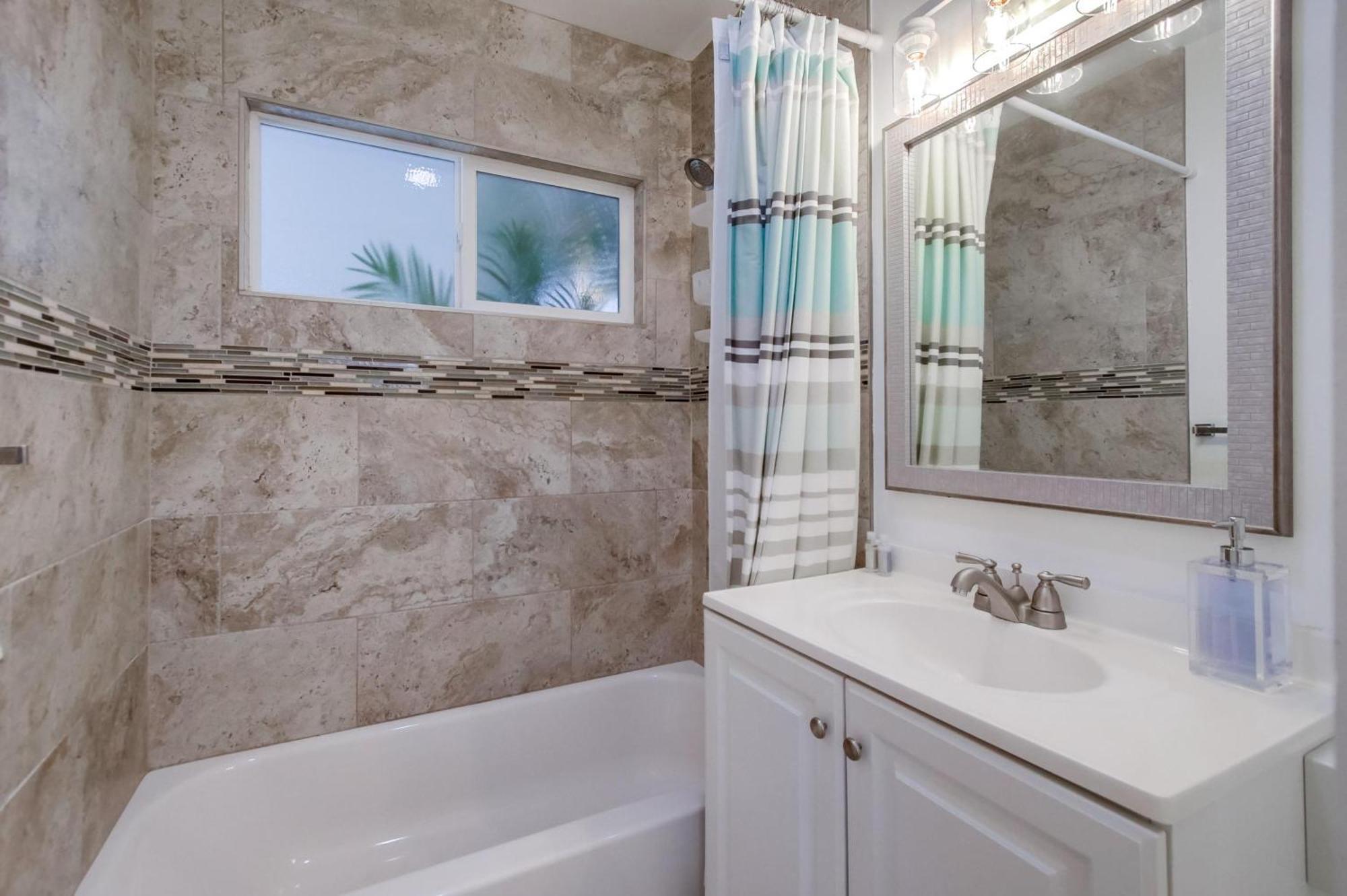 Tidal Wave 3 Brand New Listing! Apartment *