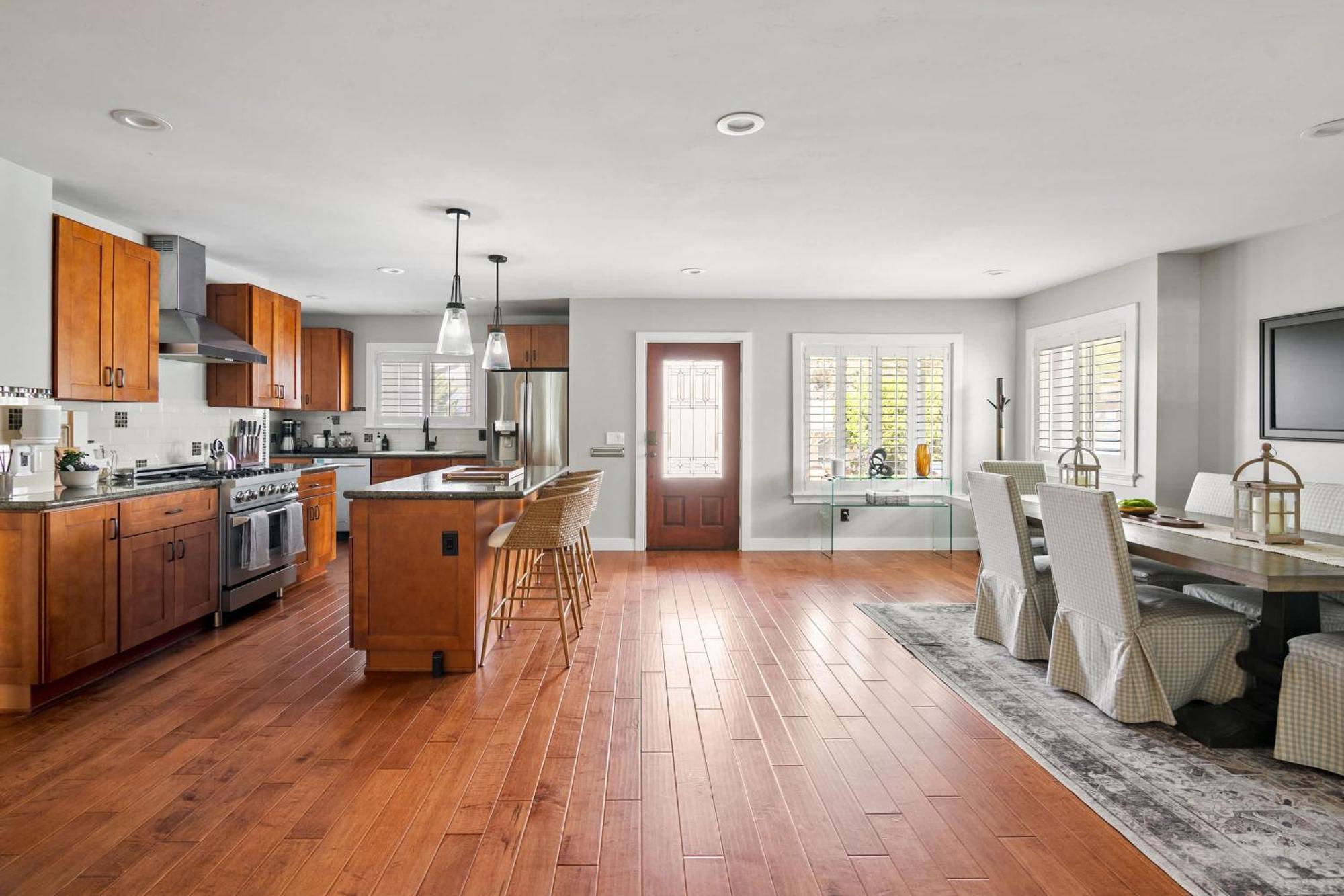 Cozy 3br Steps To Dining & Attractions *