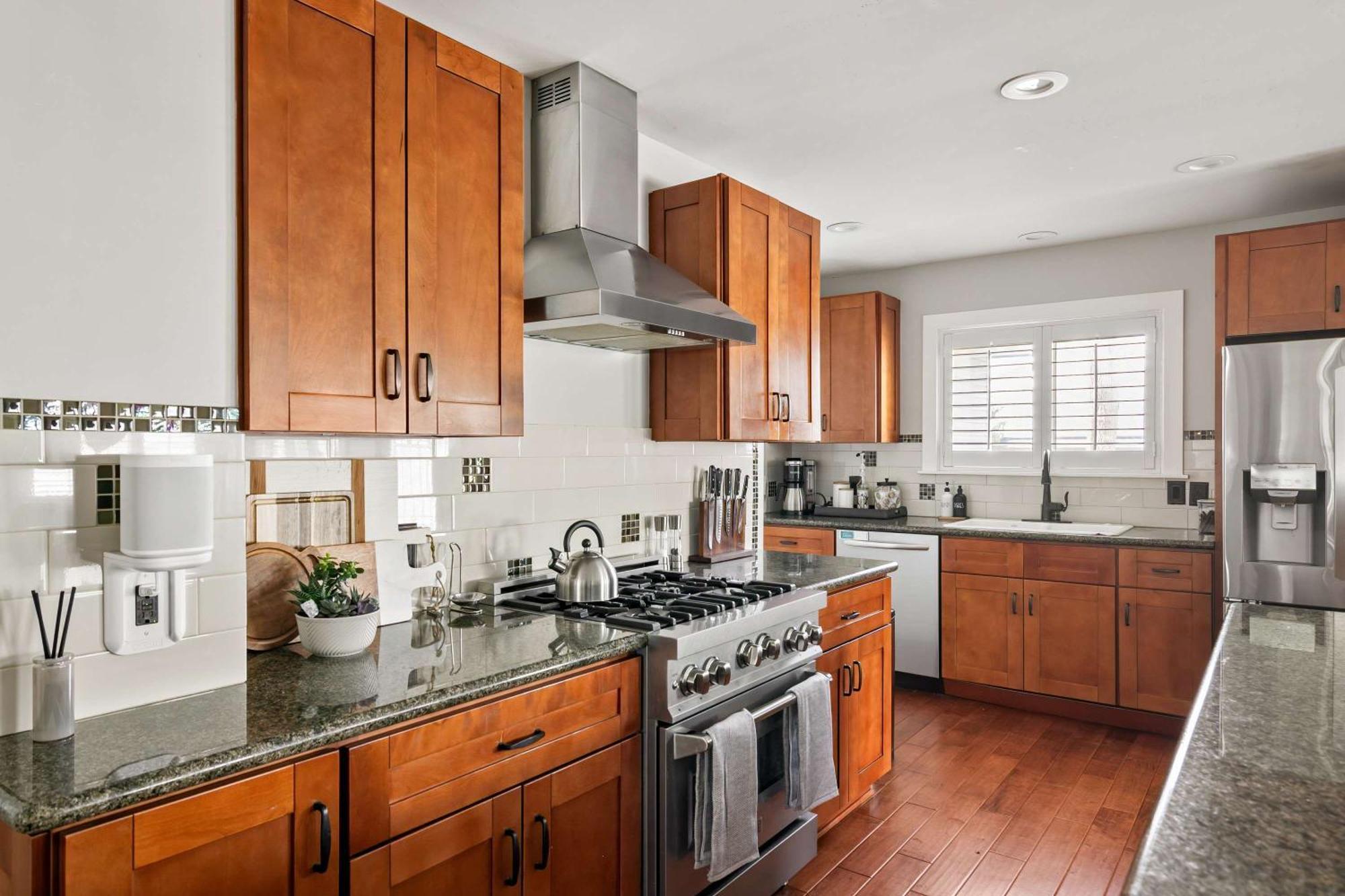 Cozy 3br Steps To Dining & Attractions