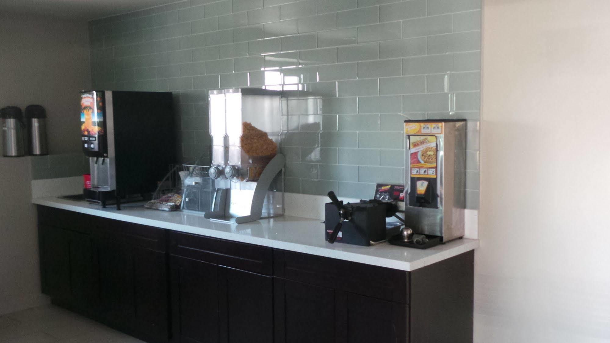 Super 8 By Wyndham San Diego/imperial Motel