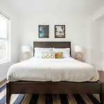 10 Min From Belmont Park - Sleeps 28 By Avantstay