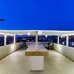 200-Surf Stars Penthouse