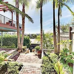 Ibis Manor