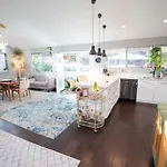 Large House With Jacuzzi, Backyard & Ping Pong