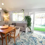 Large House With Jacuzzi, Backyard & Ping Pong