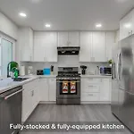 Entire Spacious 4-Bedroom House W Free Pool Access, Garage & Parking In Prime Location