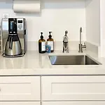 Hidden Gem With Hot Tub And Parking - 4 Guests
