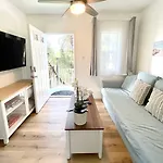 Hidden Gem With Hot Tub And Parking - 4 Guests
