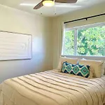 Minimalist 1 Bed By Airport & Old Town