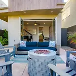 Ocean-View Home Blocks To Beach With Private Hot Tub & Rooftop Deck