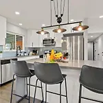 Amazing San Diego Oasis -Heated Pool Spa Sauna