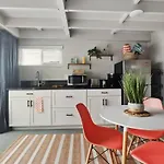 Cozy Cottage Blocks From The Bay