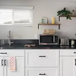 Cozy Cottage Blocks From The Bay