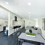 Entire Home, Pool, Free Parking, Wifi, Family Neighborhood!