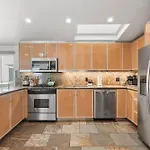 Stunning Oceanfront Boardwalk Condo - Spa, Steps2Beach, Parking & Fast Wifi!