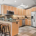 Stunning Oceanfront Boardwalk Condo - Spa, Steps2Beach, Parking & Fast Wifi!