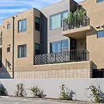 Modern 2 Bedroom King Bed Evcharger Pet-Friendly Balcony
