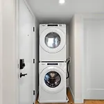 Modern 2 Bedroom King Bed Evcharger Pet-Friendly Balcony