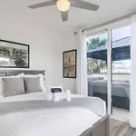 Hot Tub, New 2 Bedroom Park Blvd Condo