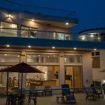 Beachfront Home With 3 Large Decks, Walk To Shops