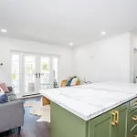 Cozy 1 Bed/Bath Apt In Hip Spot!