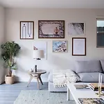 Iris By Avantstay - Modern Home W/ 3 Patios & Rooftop Views