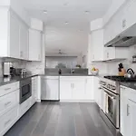 Iris By Avantstay - Modern Home W/ 3 Patios & Rooftop Views