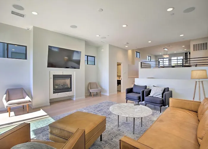 Chic San Diego Abode Rooftop Balcony And Bay Views!