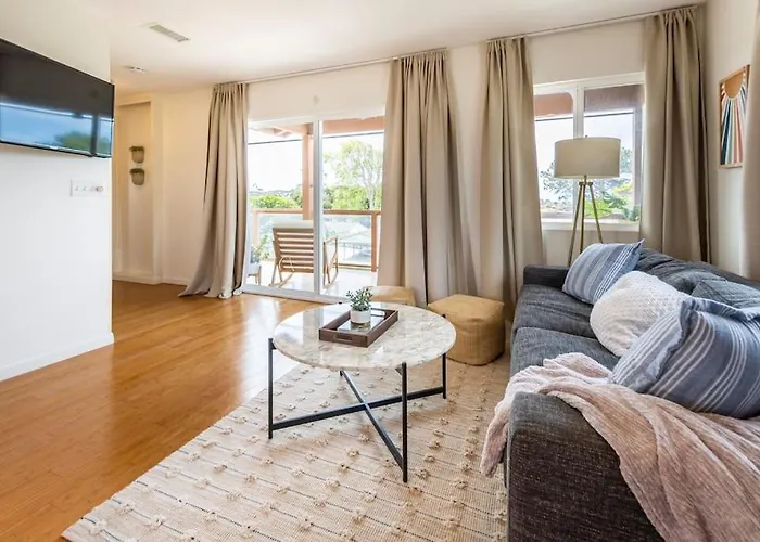 Stylish Guest House With Ocean & City Views