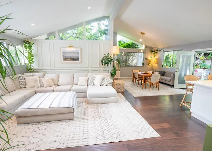 Large House With Jacuzzi, Backyard & Ping Pong