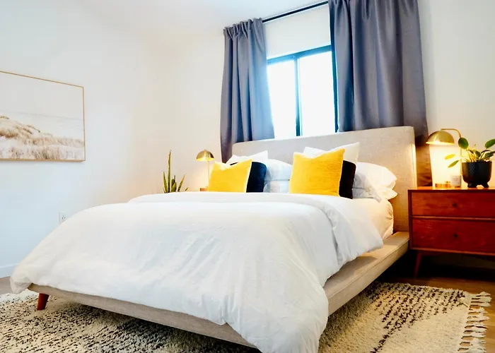 Newly Built, Bright, And Modern Guest Home
