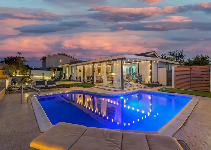 Amazing San Diego Oasis -Heated Pool Spa Sauna
