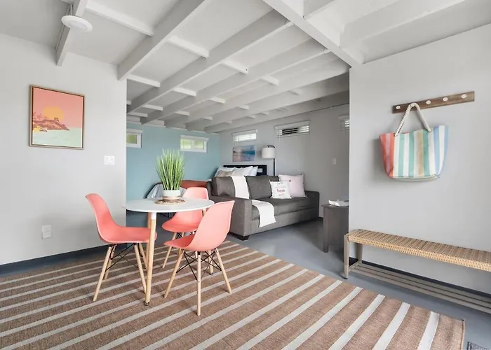 Cozy Cottage Blocks From The Bay