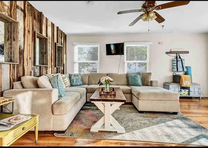 Rustic Coastal Retreat In Sunset Cliffs Three Beds & Two Baths