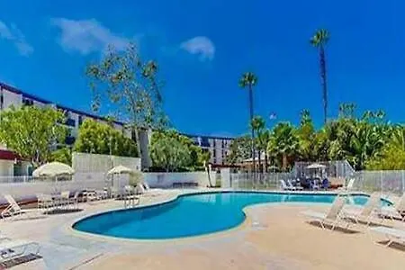 Resortsetting With Pool