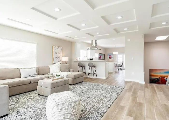 1 Block To Sand Stylish 3Br Contemporary Home