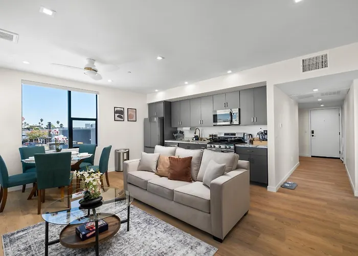 Modern 2 Bedroom King Bed Evcharger Pet-Friendly Balcony