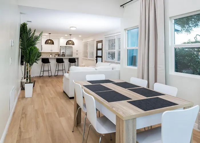Lux Coastal Getaway, Brand New, Central Location