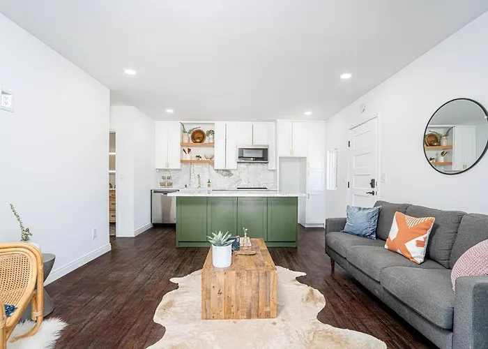 Cozy 1 Bed/Bath Apt In Hip Spot!