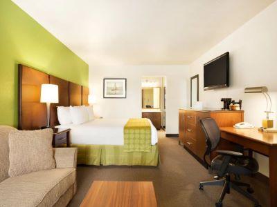 Ramada By Wyndham North & Conference Center Hotel