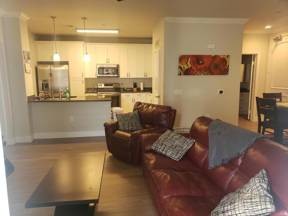 Yes It's Right 2 Suites And 3 Bath In The Heart Of Fb2 *