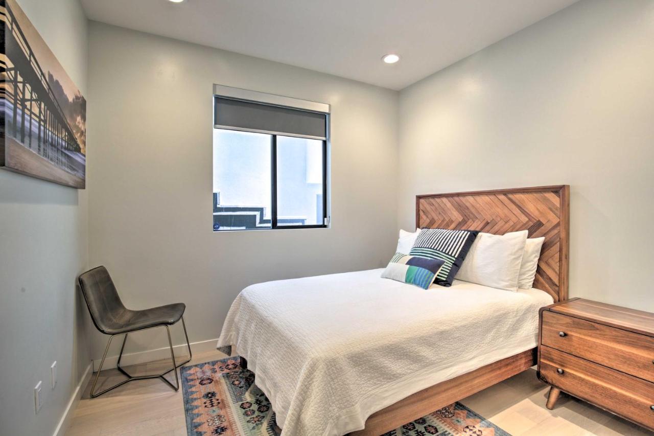 Holiday home Chic Abode Rooftop Balcony And Bay Views!