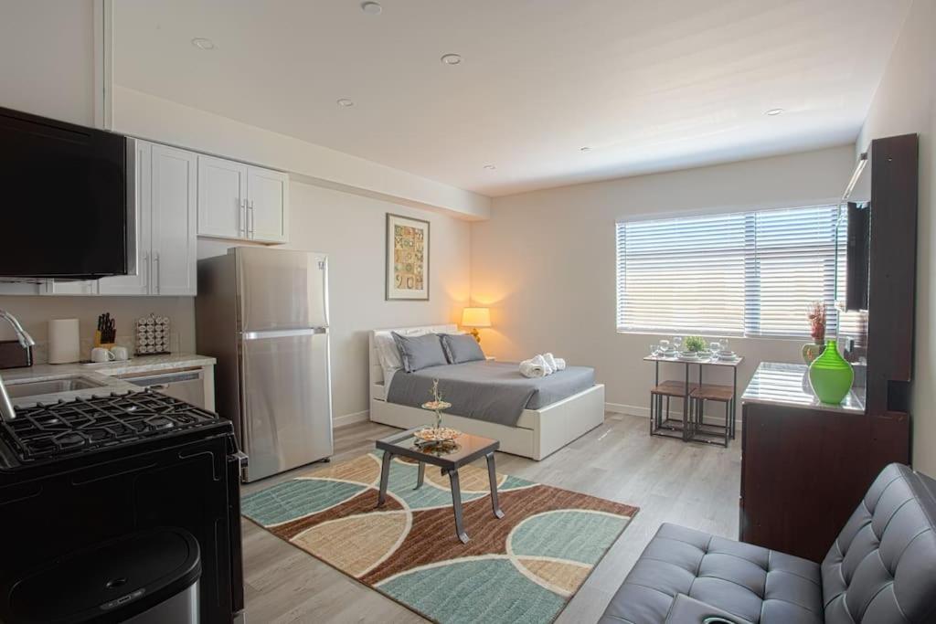 Lovely W Full Kitchen In Heart Of Apartment