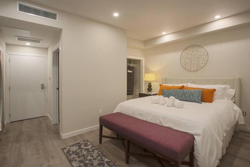 1-bedroom With Cali King Size Bed In *